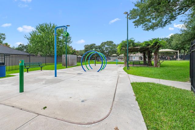 911 Sugardale Court, Sugar Land, TX 77498