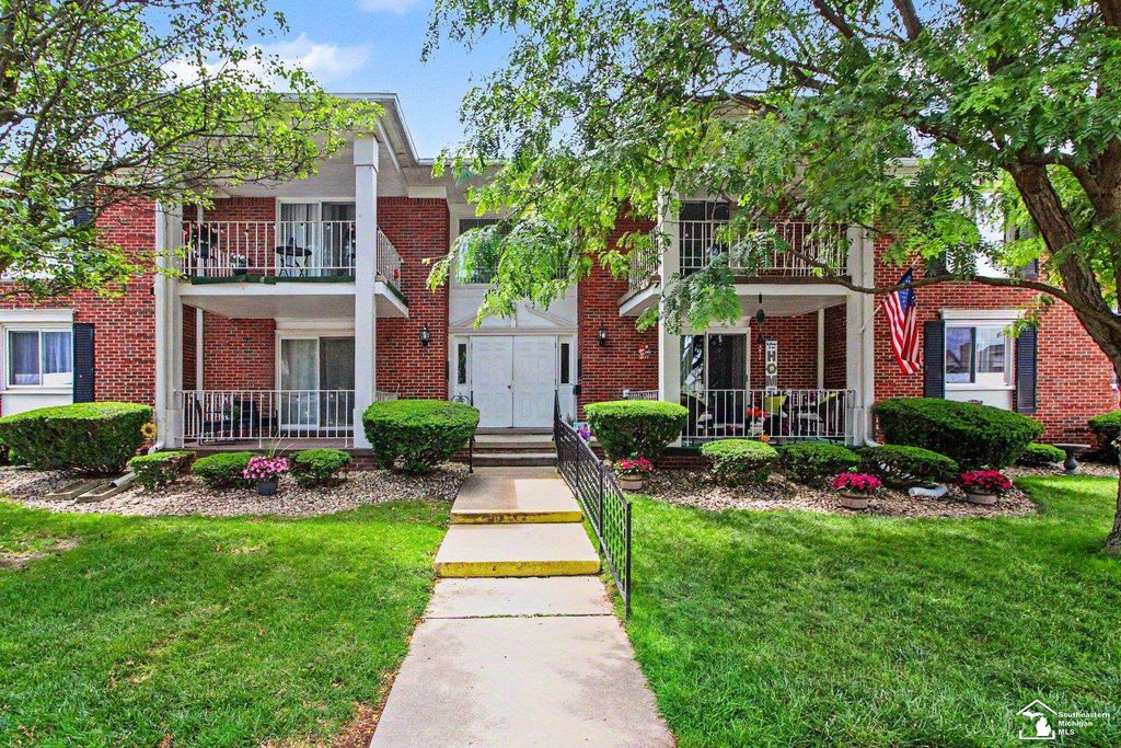 1870 Fort Street 7, Trenton, MI 48183