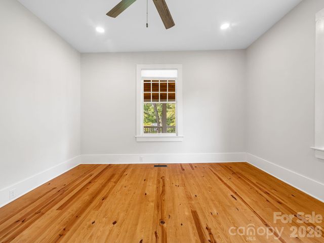 143 Broadway Avenue, Tryon, NC 28782