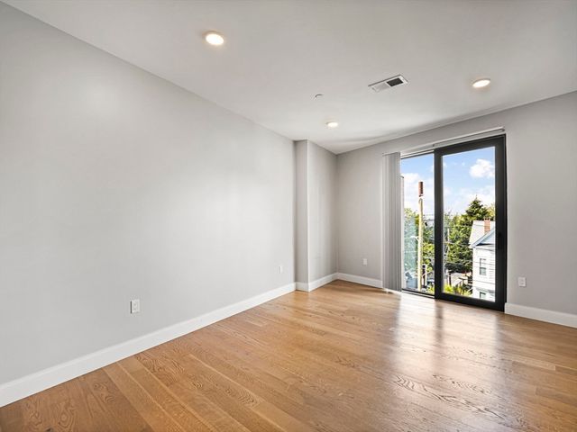 9 Central St 305, Somerville, MA 02143