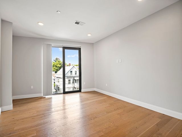 9 Central St 305, Somerville, MA 02143