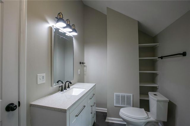 300 SE 1st Street, Lee's Summit, MO 64063