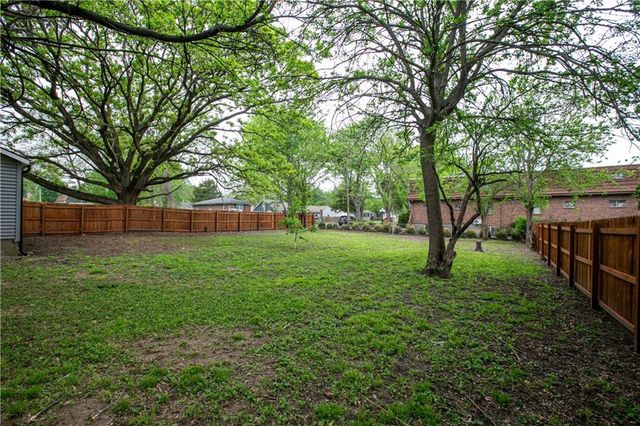 300 SE 1st Street, Lee's Summit, MO 64063