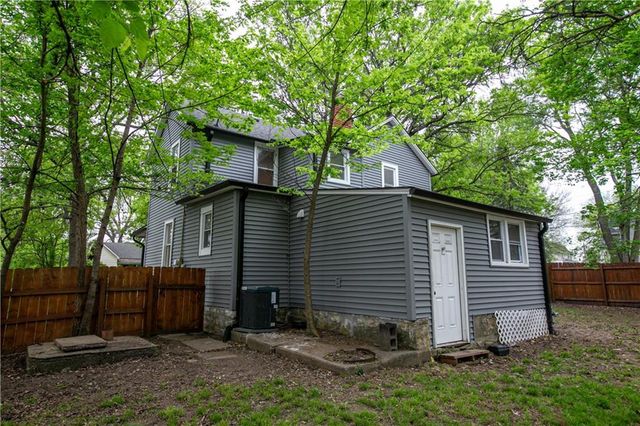 300 SE 1st Street, Lee's Summit, MO 64063