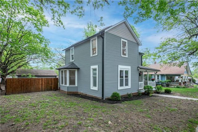 300 SE 1st Street, Lee's Summit, MO 64063