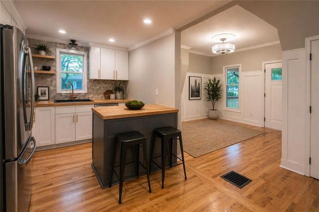 300 SE 1st Street, Lee's Summit, MO 64063