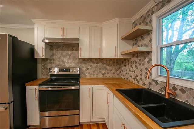 300 SE 1st Street, Lee's Summit, MO 64063
