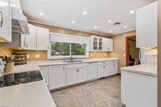 201 Robinhood RD, Franklin, VA 23851
