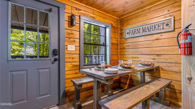 1727 Oakridge View Lane, Sevierville, TN 37876