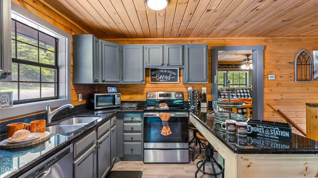 1727 Oakridge View Lane, Sevierville, TN 37876