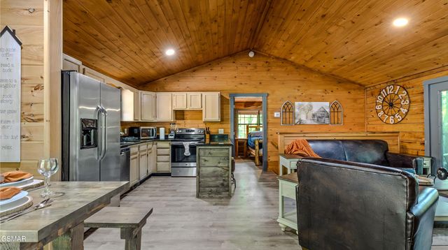 1727 Oakridge View Lane, Sevierville, TN 37876