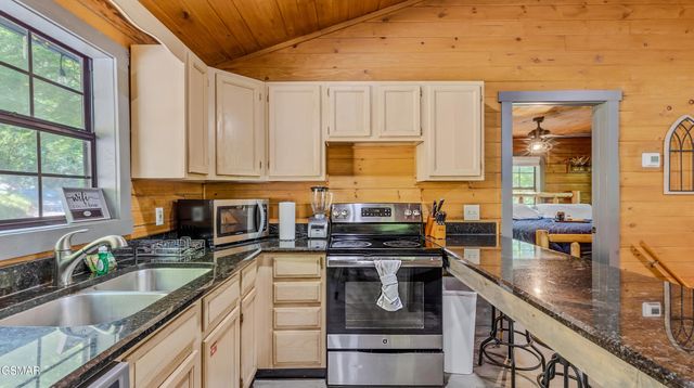 1727 Oakridge View Lane, Sevierville, TN 37876