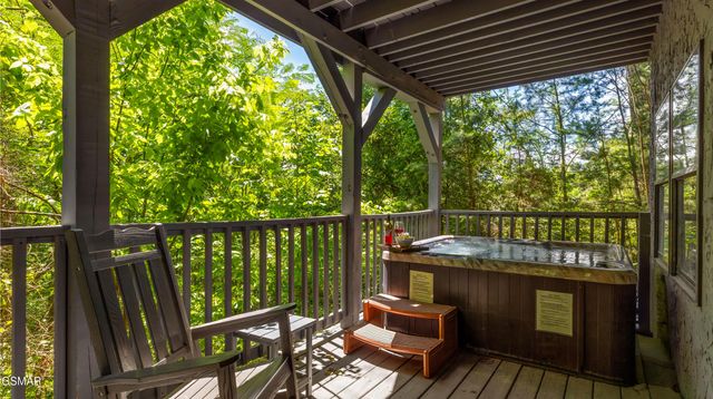 1727 Oakridge View Lane, Sevierville, TN 37876