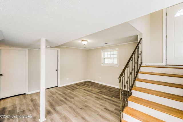 1222 Constitution Dr, Louisville, KY 40214