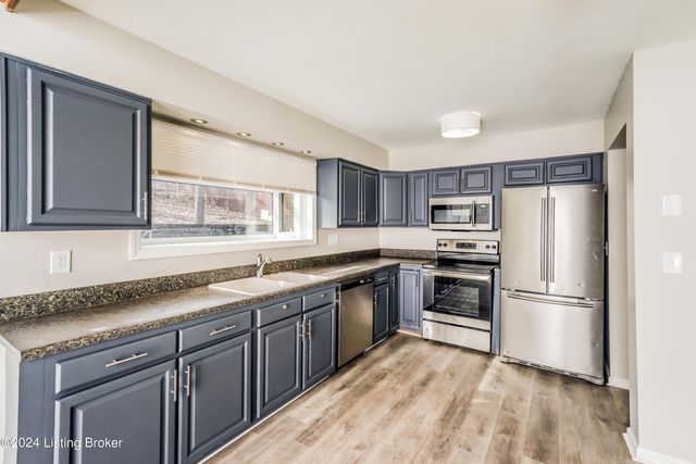 1222 Constitution Dr, Louisville, KY 40214