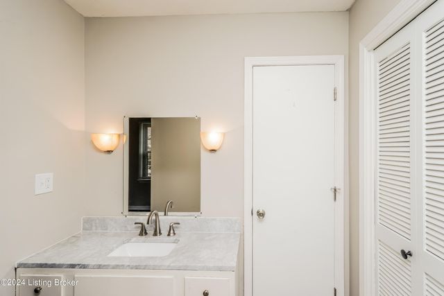 1222 Constitution Dr, Louisville, KY 40214