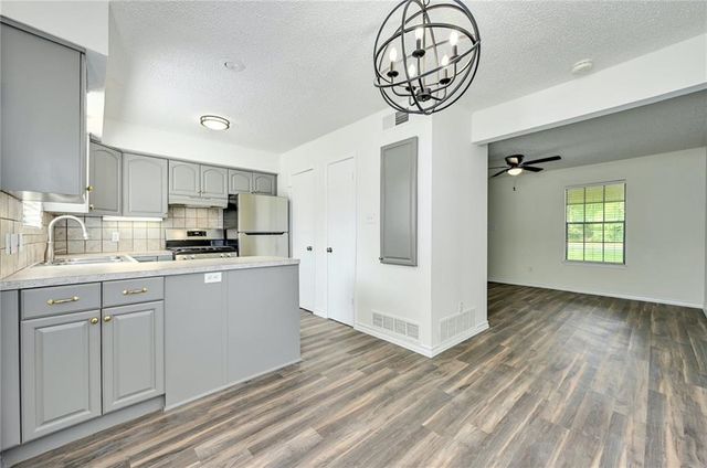 204 Northwest DR E, Round Rock, TX 78664
