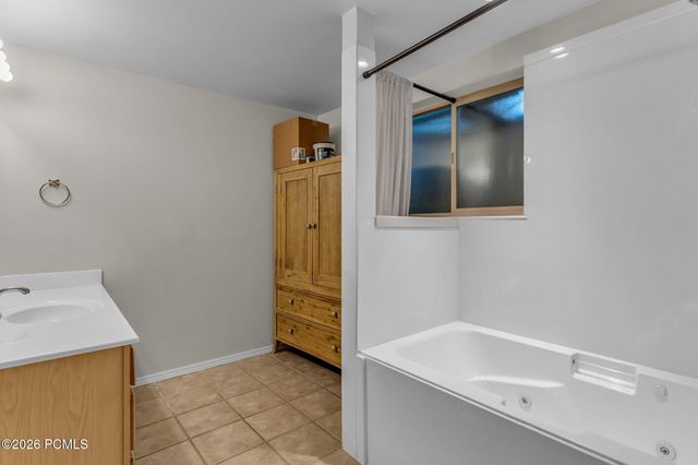 5629 S Laurelwood Street, Holladay, UT 84121