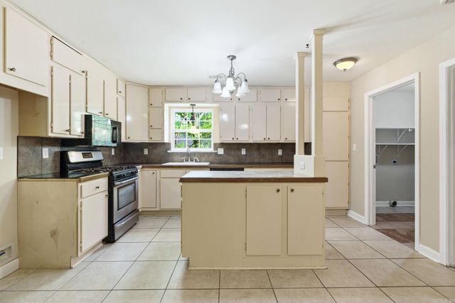 304 S 3rd St, Benton, AR 72015