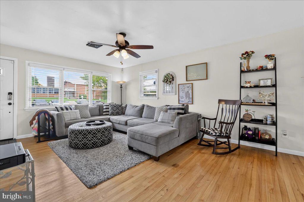 605 W PALMER ST, MORRISVILLE, PA 19067 — photo 2
