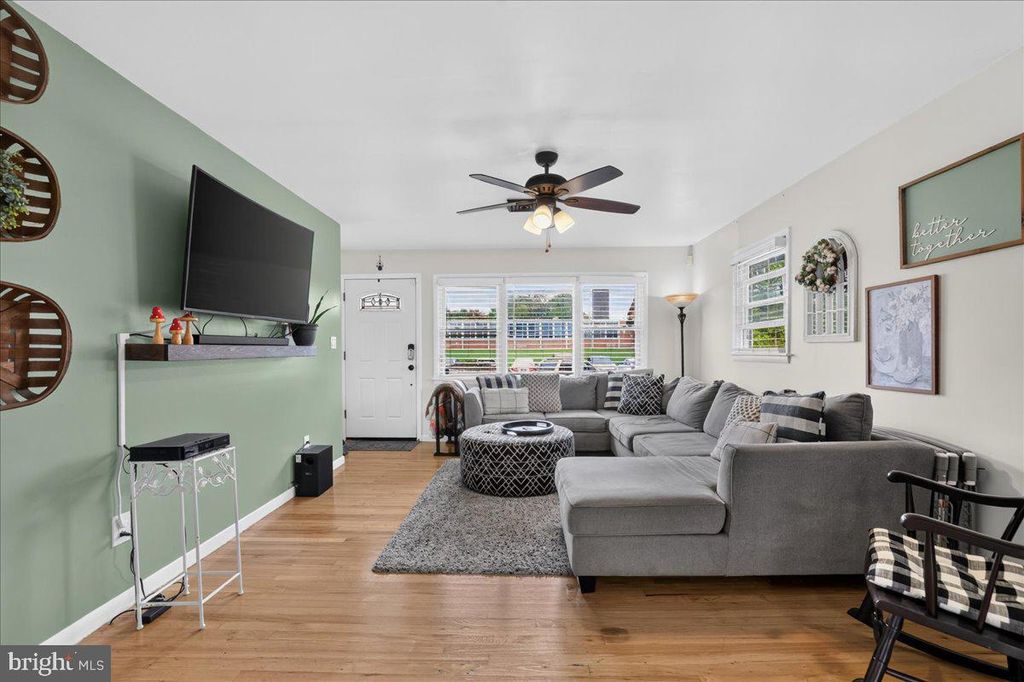 605 W PALMER ST, MORRISVILLE, PA 19067 — photo 3