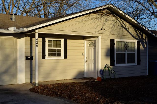 420 N Bluebonnet Dr, Kerrville, TX 78028