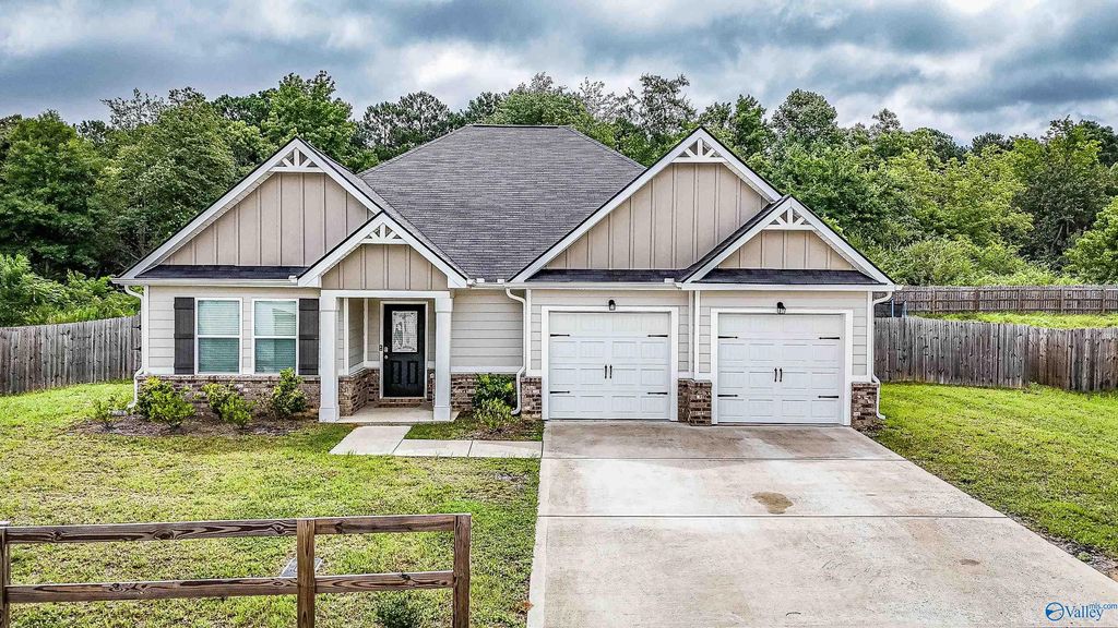 658 5th Street NW, Arab, AL 35016