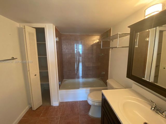 2450 NE 135th St 1012, North Miami, FL 33181
