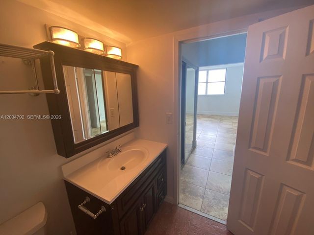 2450 NE 135th St 1012, North Miami, FL 33181