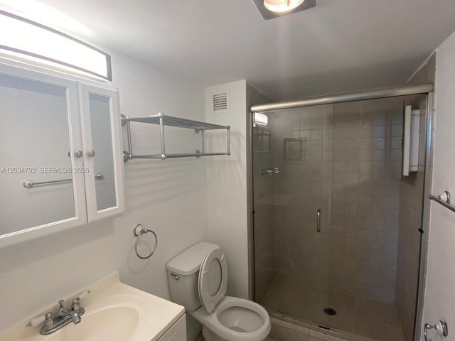 2450 NE 135th St 1012, North Miami, FL 33181