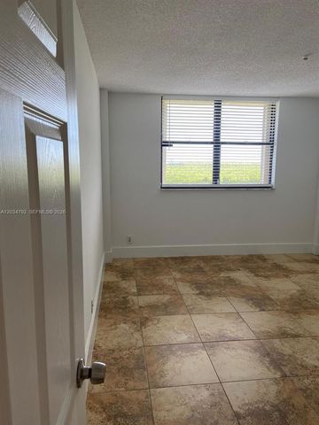 2450 NE 135th St 1012, North Miami, FL 33181