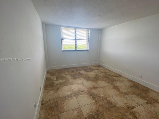 2450 NE 135th St 1012, North Miami, FL 33181