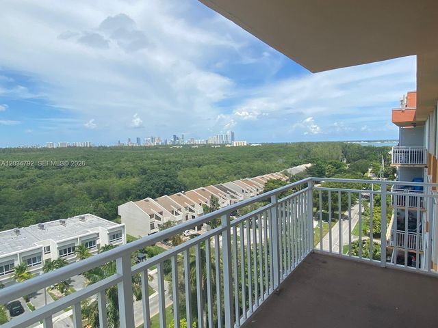 2450 NE 135th St 1012, North Miami, FL 33181
