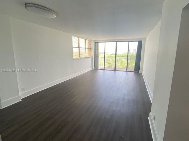 2450 NE 135th St 1012, North Miami, FL 33181