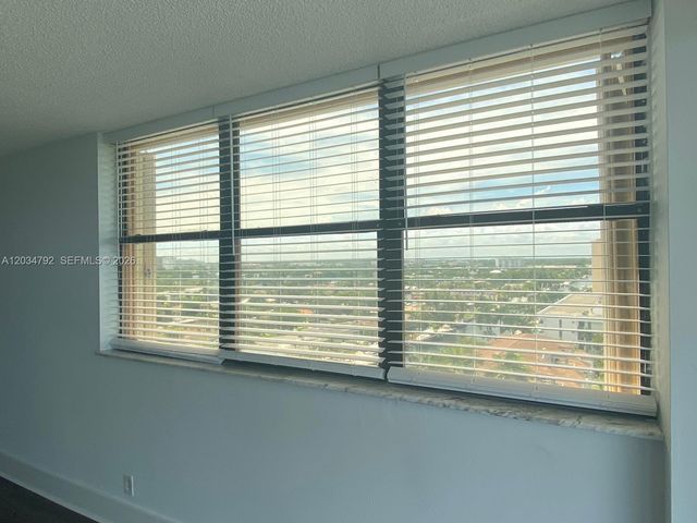 2450 NE 135th St 1012, North Miami, FL 33181