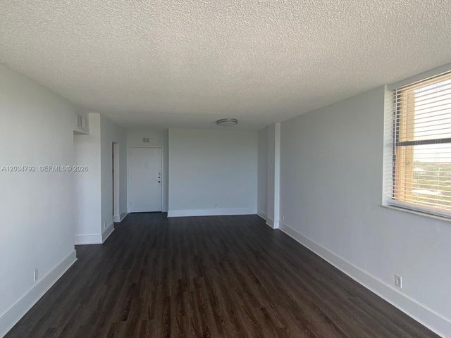 2450 NE 135th St 1012, North Miami, FL 33181