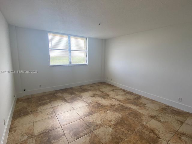 2450 NE 135th St 1012, North Miami, FL 33181