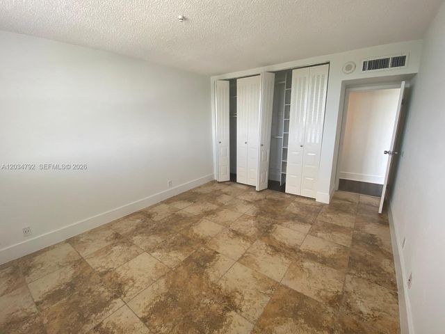 2450 NE 135th St 1012, North Miami, FL 33181