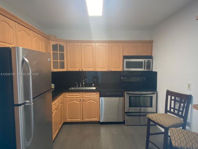 2450 NE 135th St 1012, North Miami, FL 33181
