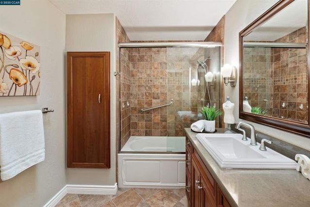 33 Leeds Ct E, Danville, CA 94526