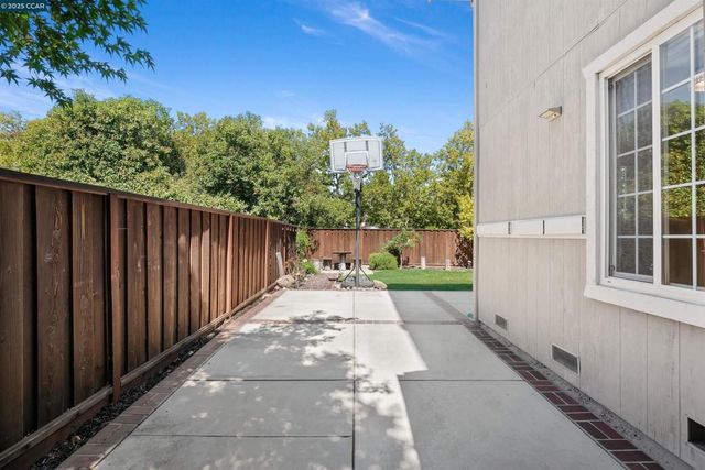 33 Leeds Ct E, Danville, CA 94526