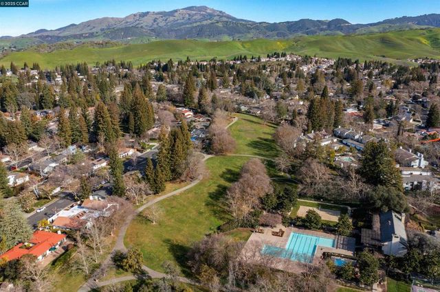 33 Leeds Ct E, Danville, CA 94526