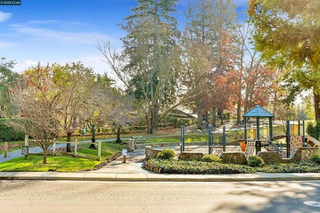 33 Leeds Ct E, Danville, CA 94526