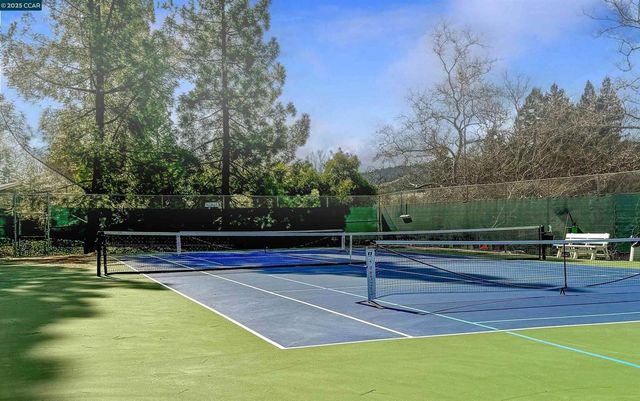 33 Leeds Ct E, Danville, CA 94526