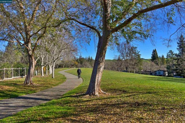 33 Leeds Ct E, Danville, CA 94526