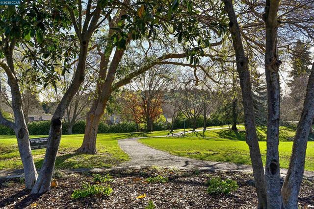 33 Leeds Ct E, Danville, CA 94526