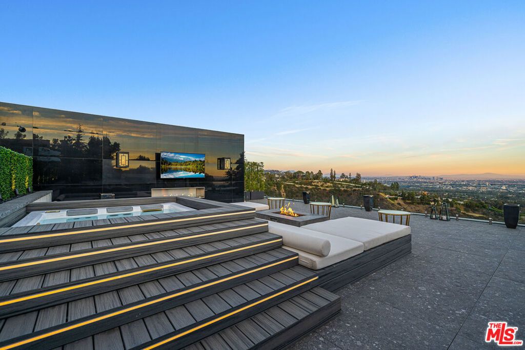 Image 22 of property listing at 1200 Bel Air Road, Los Angeles, CA 90077