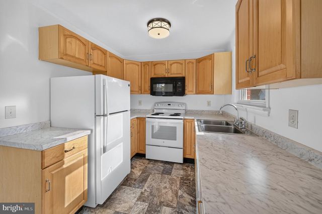 801 HAPPY CREEK RD, Front Royal, VA 22630