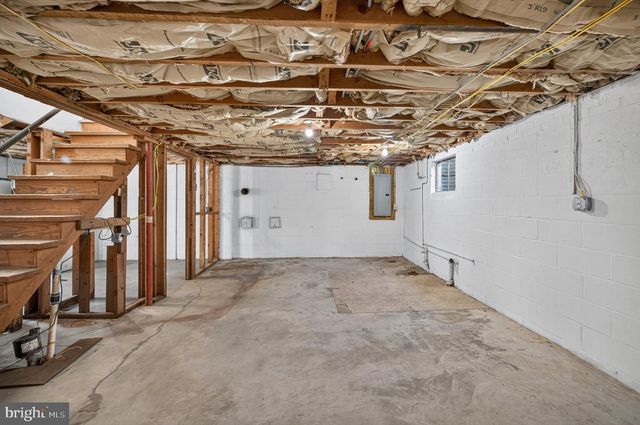 801 HAPPY CREEK RD, Front Royal, VA 22630
