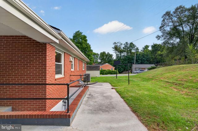 801 HAPPY CREEK RD, Front Royal, VA 22630